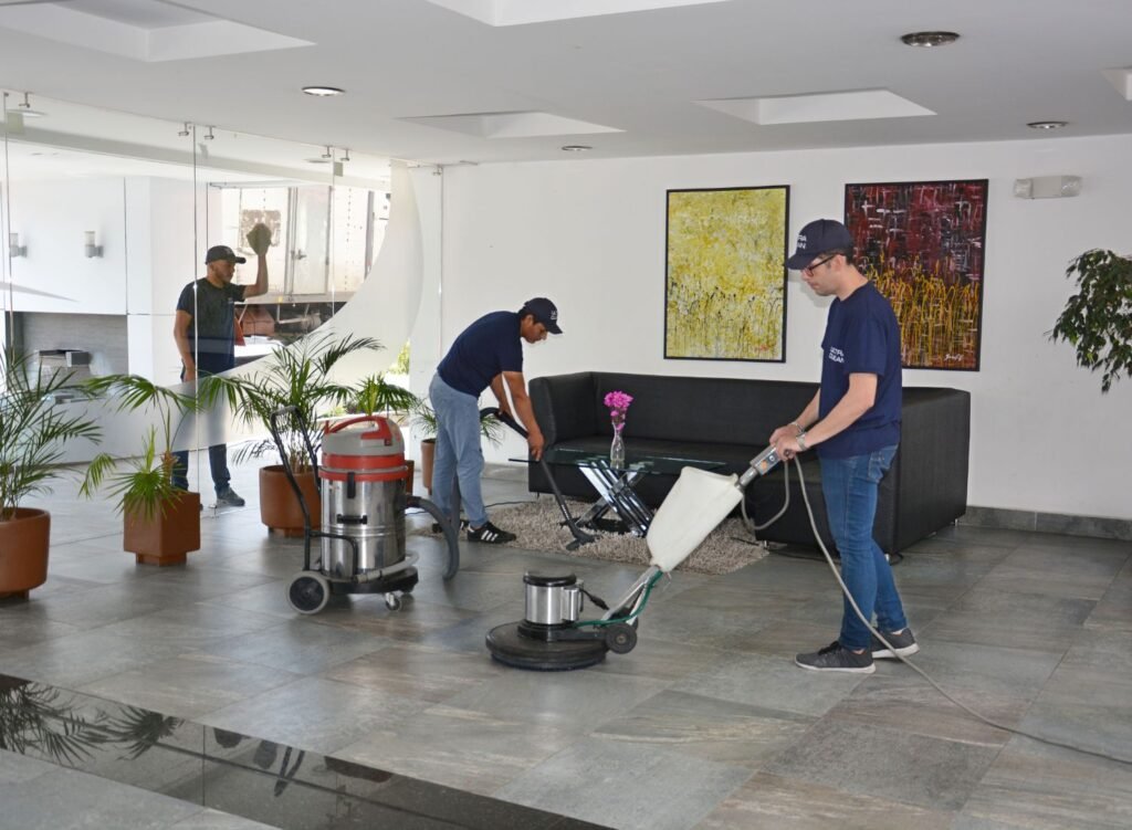 Equipo de Ultra Clean en limpieza profunda de oficinas
